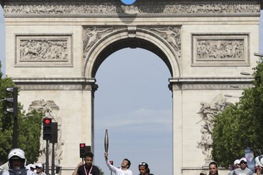 A Diadalív alatt is elhaladt az olimpiai láng (Fotó: Beta/AP)