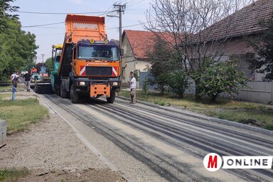 A Petar Gorčić utcában már aszfaltoznak (Fotó: Horváth Attila felvétele)