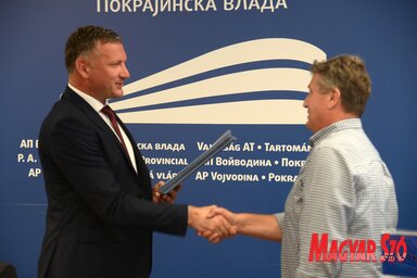 Tóth Zoltán átnyújtja a szerződést a Fruška gora Nemzeti Park igazgatójának (Fotó: Dávid Csilla)