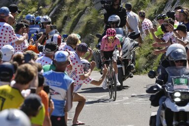 Úton a győzelem felé a szurkolói sorfalak között: Richard Carapaz (Fotó: Beta/AP)