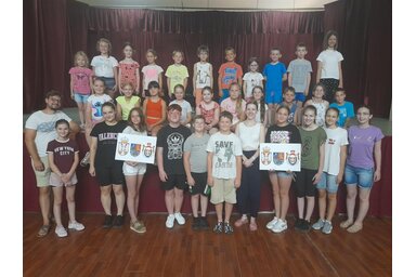 Az idei drámatábor résztvevői a foglalkozásvezetőkkel (Fotó: Kancsár Izabella)