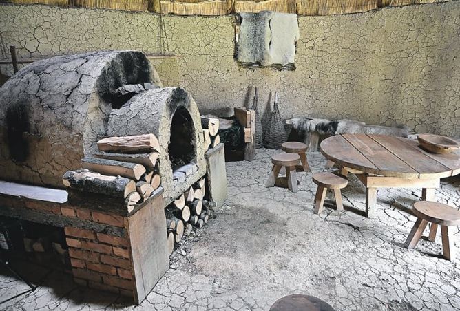 A kunyhó berendezése hasonlít a magyar jurtákéhoz (Ótos András felvétele) A kunyhó berendezése hasonlít a magyar jurtákéhoz (Ótos András felvétele)