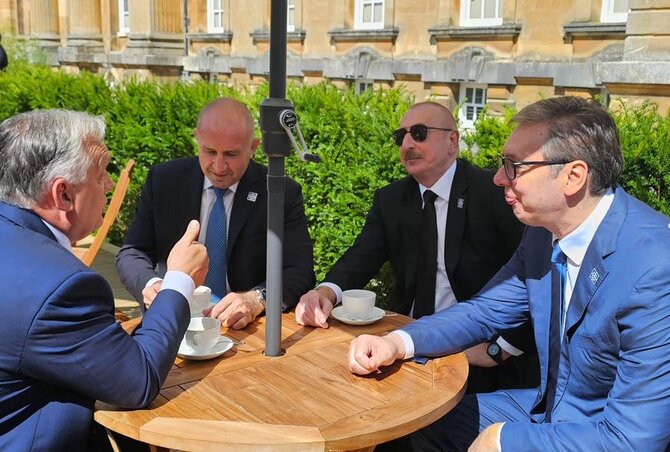 Aleksandar Vučić államfő Orbán Viktor magyar miniszterelnök, Rumen Radev bolgár elnök és Ilham Alijev azerbajdzsáni elnök társaságában (Fotó: Buducnostsrbijeav) Aleksandar Vučić államfő Orbán Viktor magyar miniszterelnök, Rumen Radev bolgár elnök és Ilham Alijev azerbajdzsáni elnök társaságában (Fotó: Buducnostsrbijeav)
