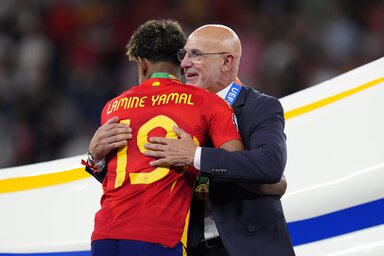 A siker két spanyol kovácsa, Luis de la Fuente és akit bátran sorolt a felnőttek közé, Lamine Yamal (Fotó: Beta/AP)