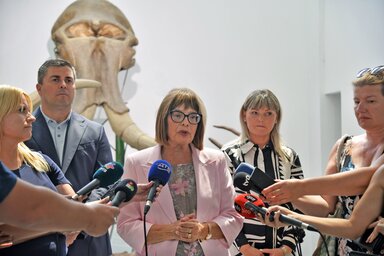 A tartományi kormányküldöttség az intézet felújított amfiteátrumában (Dávid Csilla felvétele)