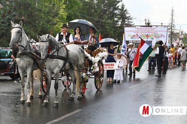 A menet frissítő nyári záporban vonult a templomba, mire megérkezett, az eső is elállt (Fotó: Ótos András felvétele)
