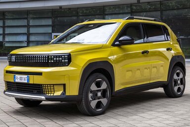 Az új Pandát a Fiat fennállásának 125. évfordulóját ünneplő július 11-ei torinói eseményen mutatták be először