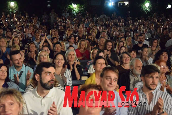 Megtelt a Nyári színpad nézőtere (Kiss Natália felvétele) Megtelt a Nyári színpad nézőtere (Kiss Natália felvétele)