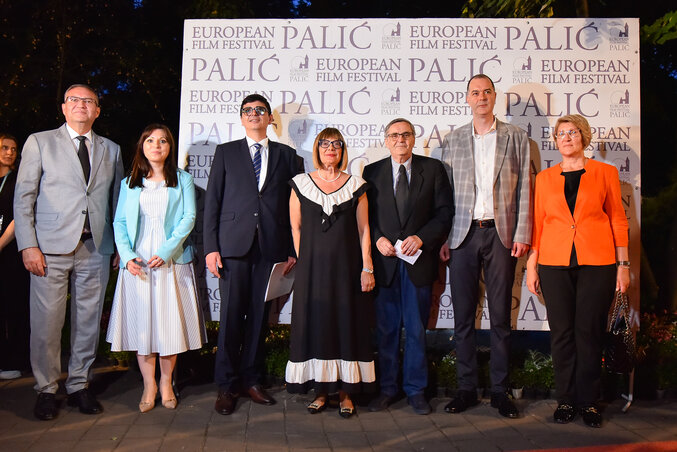 Maja Gojković kormányfő a filmszakma elitjeinek körében (A Tartományi kormány felvétele) Maja Gojković kormányfő a filmszakma elitjeinek körében (A Tartományi kormány felvétele)
