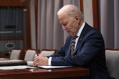 Joe Biden egy tavaly február végi felvételen, midőn a Kijevbe tartó vonaton ül, ahol az ukrajnai háború évfordulója alkalmából mondott beszédet (Fotó: Beta/AP)