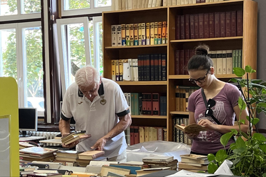 A vásáron minden korosztály megtalálja a számára megfelelő olvasmányt (Nagygellér Hunor felvétele)