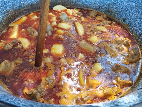 Birkapörkölt rotyogott minden fazékban (Gál Hermina felvétele)