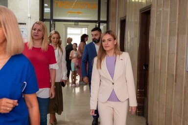 A családügyi miniszter asszony szülészeti klinikán tett látogatása, illetve az, hogy ventilátorokat ajándékozott az intézménynek, sokakban ellenérzéseket váltott ki (Fotó: Instagram)