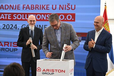 Vučić időkapszulát helyezett el a leendő gyár alapkövébe (Beta)