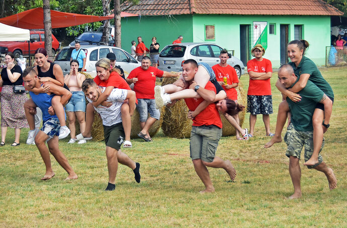 Cipelték az asszonyokat (Gergely Árpád felvétele) Cipelték az asszonyokat (Gergely Árpád felvétele)