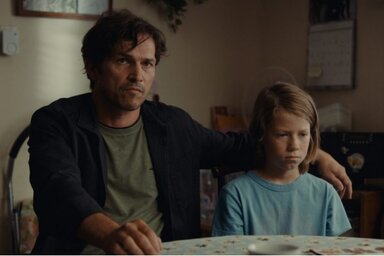 Nagy Zsolt (Tamás) és Sáfrány Ágoston (Ábel) Az utca másik vége című filmben (https://frisshusbudapest.com)