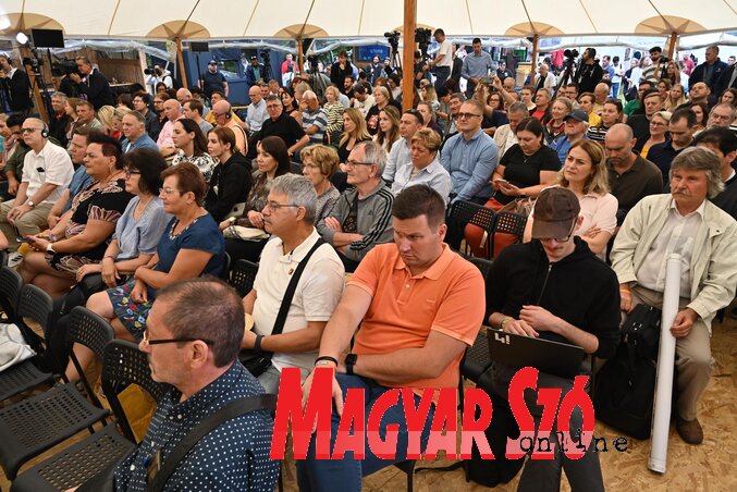 Hatalmas érdeklődés kíséri a 33. Bálványosi Nyári Szabadegyetemet és Diáktábort (Ótos András felvétele) Hatalmas érdeklődés kíséri a 33. Bálványosi Nyári Szabadegyetemet és Diáktábort (Ótos András felvétele)