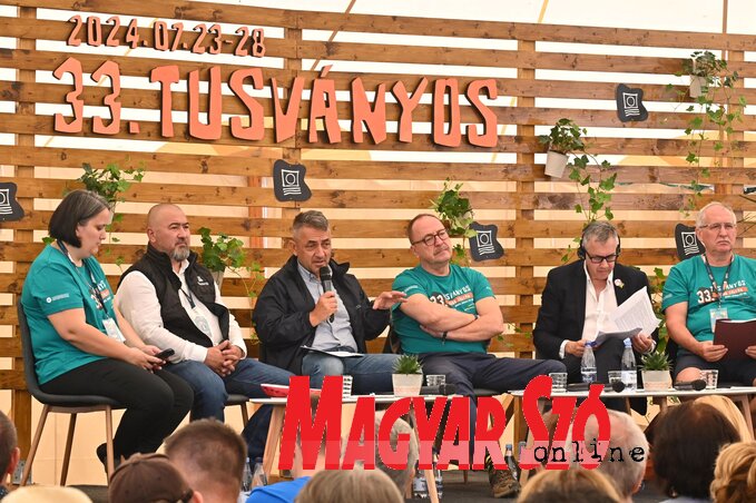 Butyka Zsolt balról a második, Potápi Árpád János balról a harmadik, mellette jobbról Németh Zsolt, David Campanale és Toró T. Tibor (Ótos András felvétele) Butyka Zsolt balról a második, Potápi Árpád János balról a harmadik, mellette jobbról Németh Zsolt, David Campanale és Toró T. Tibor (Ótos András felvétele)