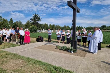 A katolikus temetőben megkoszorúzták és megszentelték a kolerakeresztet (Gergely József felvétele)