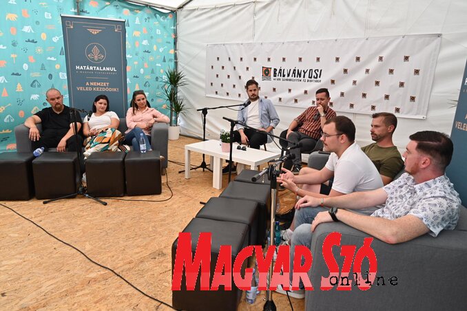 Trendi-e magyarnak lenni, tették fel a kérdést a panelbeszélgetésen (Ótos András felvétele) Trendi-e magyarnak lenni, tették fel a kérdést a panelbeszélgetésen (Ótos András felvétele)