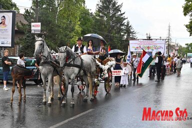A menet szakadó esőben vonul végig Temerin központjában (Ótos András Felvétele)