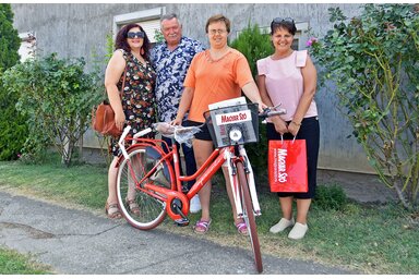 Pénteken Lipták Tündének adtuk át az új biciklit (Gergely Árpád felvétele)