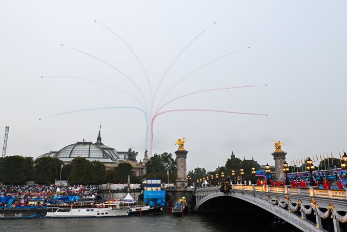 Látványos légibemutató a szajna felett (Fotó: MTI)