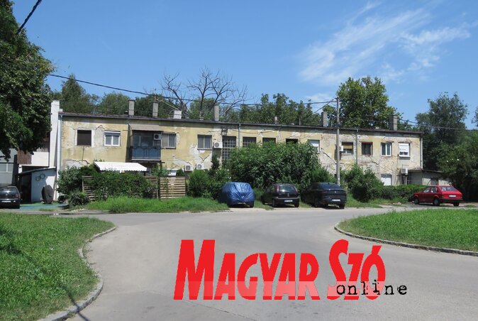 A magyar pavilon egy kissé távolabb esett a többi pavilontól, így a kínzások helyszínévé vált – idővel átalakították, ma lakóépület (Fotó: Miklós Hajnalka felvétele) A magyar pavilon egy kissé távolabb esett a többi pavilontól, így a kínzások helyszínévé vált – idővel átalakították, ma lakóépület (Fotó: Miklós Hajnalka felvétele)