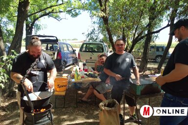 A szélmalom hűvösében főtt a lecsó (B. Jenei Klementina)