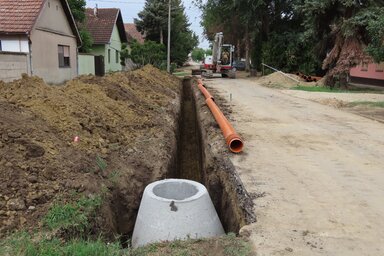 Adán két hónap alatt 8-9 kilométernyi szennyvízcsatorna készült el (Csincsik Zsolt felvétele) Adán két hónap alatt 8-9 kilométernyi szennyvízcsatorna készült el (Csincsik Zsolt felvétele)