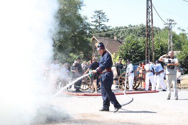 Látványos a hagyományőrző tűzoltó-bemutató (Lakatos János felvétele)