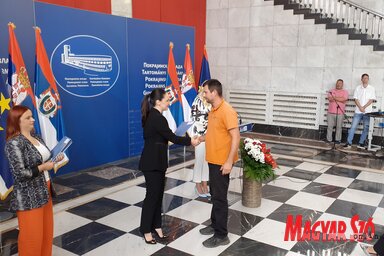 Dragica Ilić átnyújtja a támogatói szerződést a felsőhegyi Nagy Abonyi Zsoltnak (Fotó: Dancsó Áron)