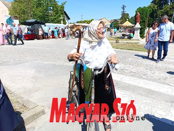 A falu idősebb lakói között még vannnak olyanok, akik nem „vetkőztek ki”, búcsúkor is a legszebb, autentikus viseletet öltik fel (Fotó: L. Móger Tímea) A falu idősebb lakói között még vannnak olyanok, akik nem „vetkőztek ki”, búcsúkor is a legszebb, autentikus viseletet öltik fel (Fotó: L. Móger Tímea)