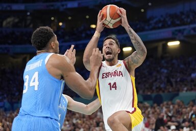 Willy Hernangómez tör kosárra Antetokounmpo ellenében (Fotó: Beta/AP)