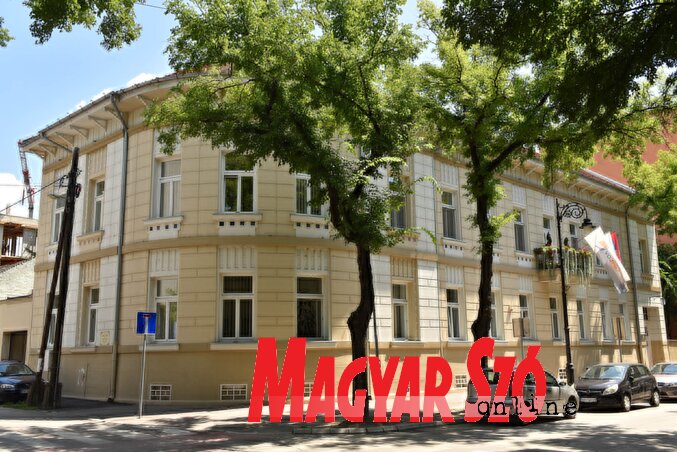 A gyermekorvosi rendelő mögött helyezkedik el, megbújva a fák lombjai mögött (Molnár Edvárd felvétele) A gyermekorvosi rendelő mögött helyezkedik el, megbújva a fák lombjai mögött (Molnár Edvárd felvétele)