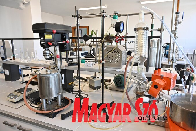 A Technológiai Kar egyik laboratóriumát már felújították az előző IPA-projekt keretében… (Fotó: Ótos András) A Technológiai Kar egyik laboratóriumát már felújították az előző IPA-projekt keretében… (Fotó: Ótos András)