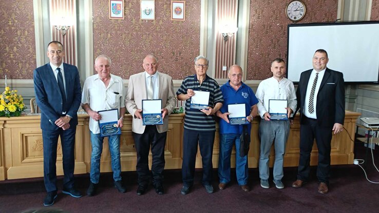 Az idei díjazottak egy része Óbecse község polgármesterével és a községi képviselő-testület elnökével (Kancsár Izabella felvétele) Az idei díjazottak egy része Óbecse község polgármesterével és a községi képviselő-testület elnökével (Kancsár Izabella felvétele)