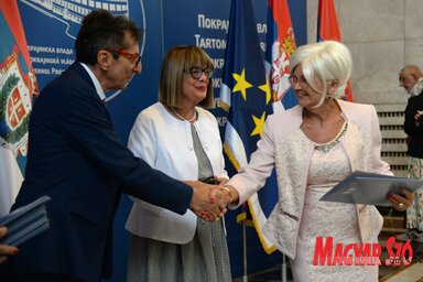 Edita Stokić a Vajdasági Klinikai Központ nevében átveszi a támogatási szerződést (Dávid Csilla felvétele)