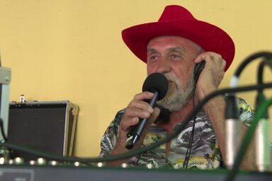Kiss János Manó az egykori Amfora előtt (Fotó: pannonrtv.com)