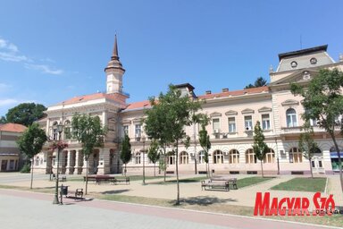 Óbecse központjának egyik ékessége napjainkban is a községháza, amely a tér nyugati részén húzódik, és egyben a helyi közigazgatás központja is (Fotó: Kancsár Izabella)