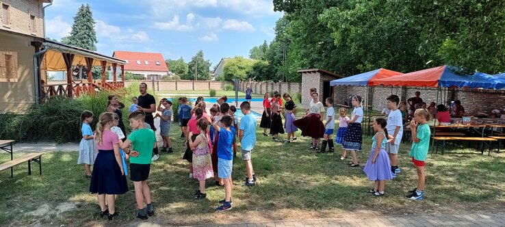 Készülődés a délelőtti néptáncórára (Fotók:Turza Szabolcs, Hugyik Karolina) Készülődés a délelőtti néptáncórára (Fotók:Turza Szabolcs, Hugyik Karolina)