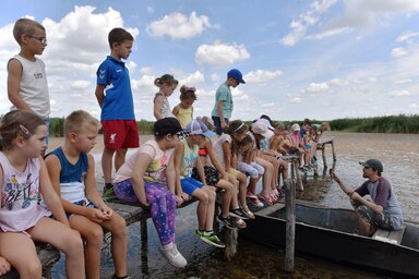 Csurgó Károlytól a tó titkairól értesülhettek a gyerekek (Molnár Edvárd felvétele)