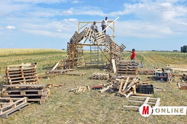 Épül a sárkány, amely fogadja a fesztiválozókat (Fotó: Gergely Árpád)