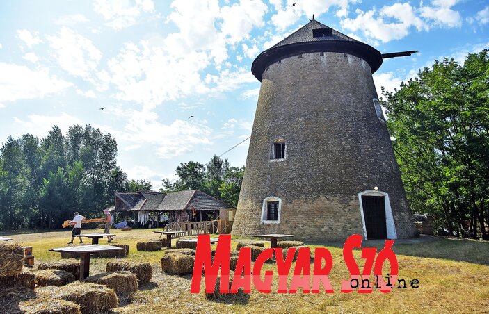 A malom tövében, szalmabálák kényelmében (Fotó: Gergely Árpád) A malom tövében, szalmabálák kényelmében (Fotó: Gergely Árpád)