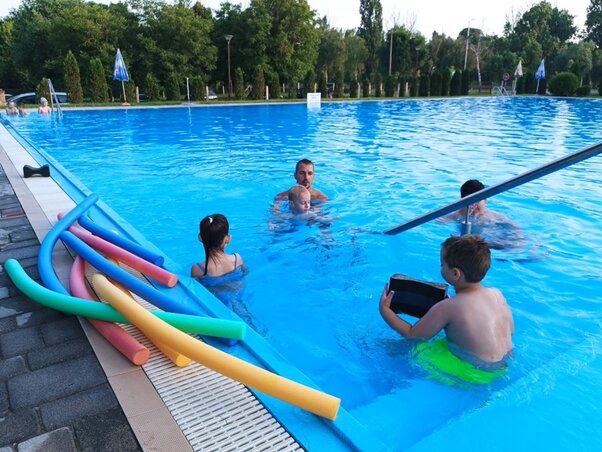 Úszni tanulnak a kisgyermekek a bácskossuthfalvi Reki medencéjében Úszni tanulnak a kisgyermekek a bácskossuthfalvi Reki medencéjében