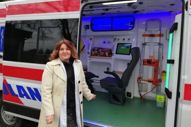 Dr. Illés Csilla az egyik korszerűen felszerelt mentőkocsival (Tóth Péter felvétele)