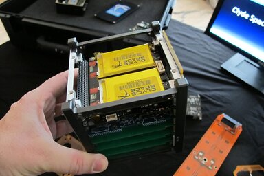 Mint nevük is sejteti, a nanoműholdak vagy a CubeSat kategóriába tartozó szerkezetek aprók, 10x10x10 centiméternél nem nagyobbak és súlyuk sem haladja meg a 2 kilogrammot (Fotó: Wikipédia)
