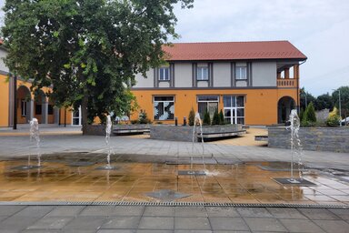 Kishegyes új főtere, háttérben a művelődési és civil központ (Lakatos János felvétele)
