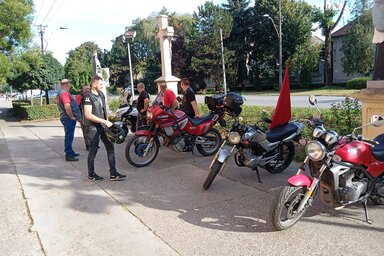 A banda a templom előtt (Fotó:K.K.B.)