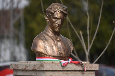 Idén március idusán avatták fel Királyhalmán Lantos Györgyike Sára alkotását (Molnár Edvárd felvétele)